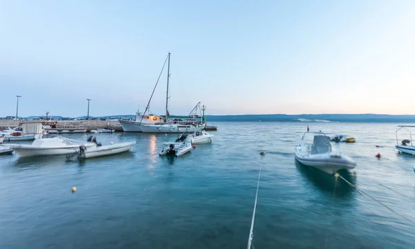 Orilla Del Mar Adriático Con Barcos Puerto Makarska Ciudad Croacia —  Fotos de Stock