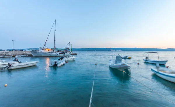 Orilla Del Mar Adriático Con Barcos Puerto Makarska Ciudad Croacia — Foto de Stock