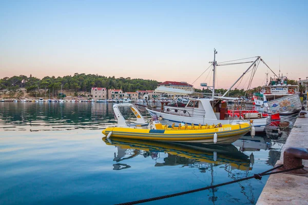 Adriyatik Denizi Kıyısında Tekneler Makarska Harbor City Hırvatistan Ile — Stok fotoğraf