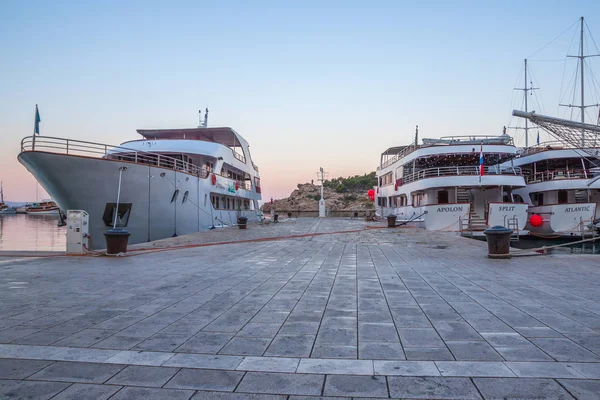 Orilla Del Mar Adriático Con Barcos Puerto Makarska Ciudad Croacia — Foto de Stock