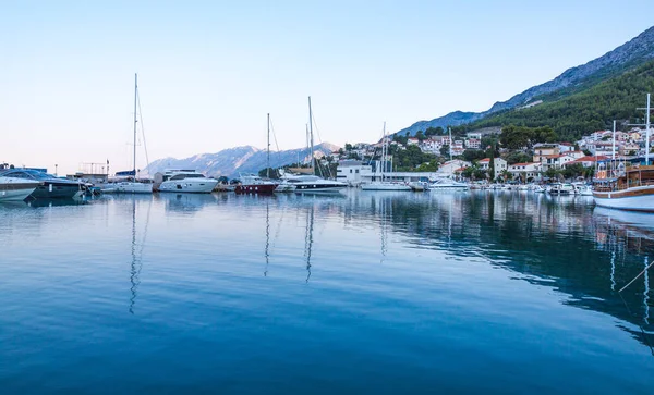 Adriyatik Denizi kıyısında tekneler Makarska harbor City, Hırvatistan ile