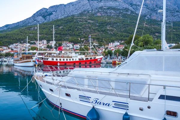 Adriyatik Denizi Kıyısında Tekneler Makarska Harbor City Hırvatistan Ile — Stok fotoğraf
