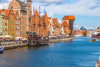 Tekneler Gdansk eski kasaba kanal. Gdansk. Polonya