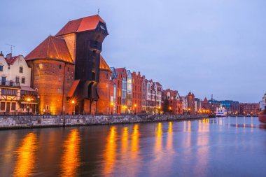 Akşamları Gdansk eski kent kanalında tekneler. Gdansk. Polonya