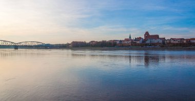 Poznan, Polonya, 30 Temmuz 2018: gece Poznan Nehri