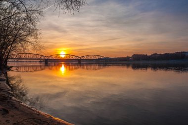 Poznan, Polonya, 30 Temmuz 2018: gece Poznan Nehri