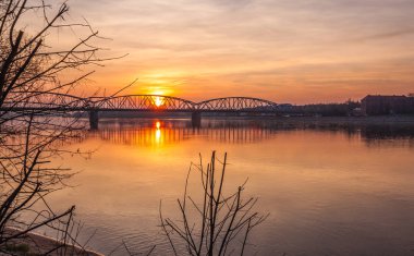 Poznan, Polonya, 30 Temmuz 2018: gece Poznan Nehri