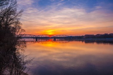 Poznan, Polonya, 30 Temmuz 2018: gece Poznan Nehri