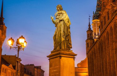 astronom Nicolaus Copernicus (Mikolaj Kopernik) Torun'da ünlü heykeli. Polonya
