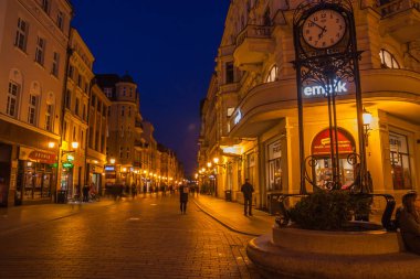 Poznan, Polonya, 30 Temmuz 2018: gece Poznan eski meydanda Insanlar