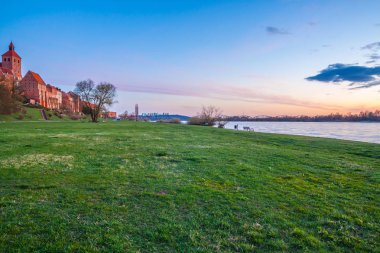 Malbork 'da teutonik kale, akşam Polonya