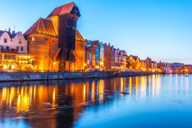 Eski şehir - gece, Polonya Gdansk Motlawa Nehri üzerinde tarihi liman vinç görüntüsü