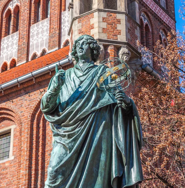 astronom Nicolaus Copernicus (Mikolaj Kopernik) Torun'da ünlü heykeli. Polonya