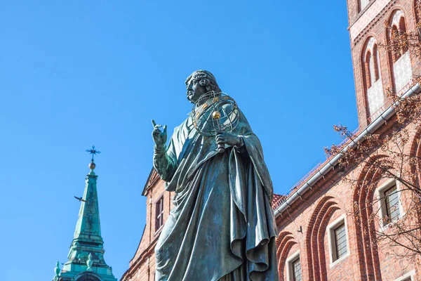 astronom Nicolaus Copernicus (Mikolaj Kopernik) Torun'da ünlü heykeli. Polonya