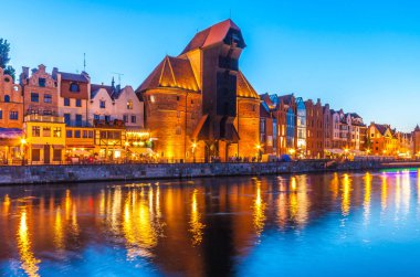 Eski şehir - gece, Polonya Gdansk Motlawa Nehri üzerinde tarihi liman vinç görüntüsü