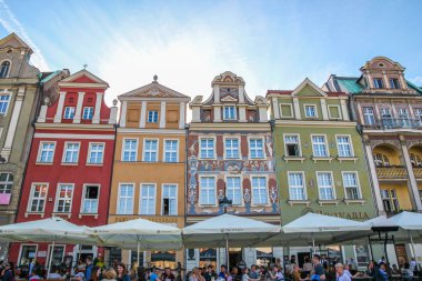 İnsanlar Polonya eski şehir Chelmno sokak yürüyüş
