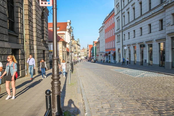 波兰老城切姆诺的人们步行街 — 图库照片