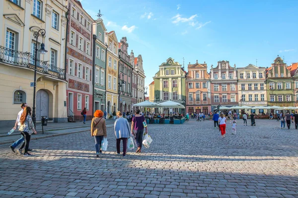 Люди Ходят Улице Старого Города Челмно Польше — стоковое фото