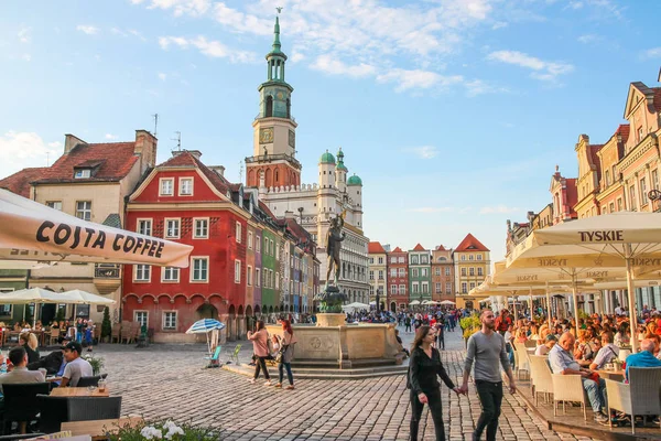 Pessoas Andando Rua Cidade Velha Chelmno Polônia — Fotografia de Stock