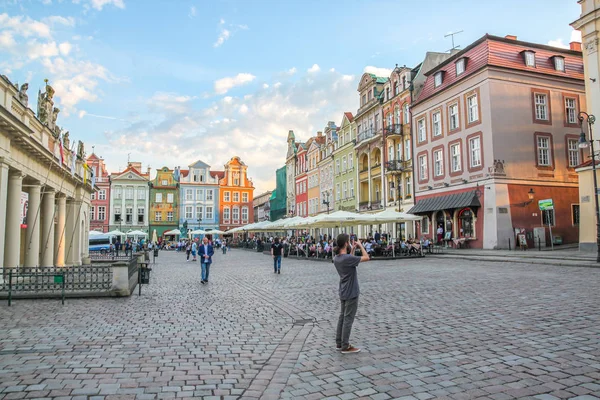Люди Ходят Улице Старого Города Челмно Польше — стоковое фото