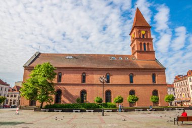 İnsanlar Polonya eski şehir Chelmno sokak yürüyüş
