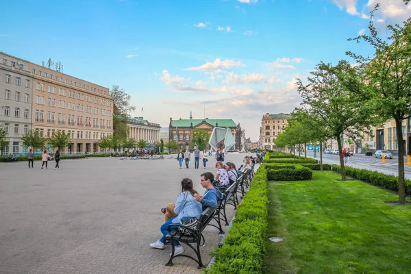 Lidé Kteří Chodí Ulicí Starého Města Chelmno Polsku — Stock fotografie