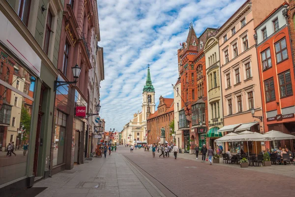 ポーランドの旧市街ヘウムノの人々のウォーキング ストリート — ストック写真