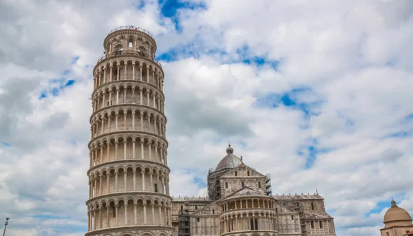 Piazza del Duomo ya da Piazza del Miracoli, Katedrali veya Duomo ve kule — Stok fotoğraf