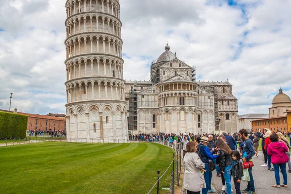 Piazza del Duomo ou Piazza del Miracoli, Catedral ou Duomo e torre — Fotografia de Stock