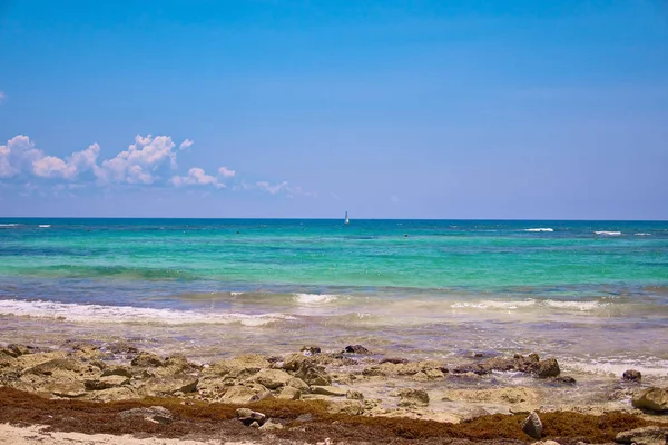 Blick auf tropischen Strand. Touristen fahren Fallschirmboot mit Fallschirm. Segeljacht segelt auf Wellen. türkisfarbenes Wasser der Karibik. Riviera Maya Mexiko — Stockfoto