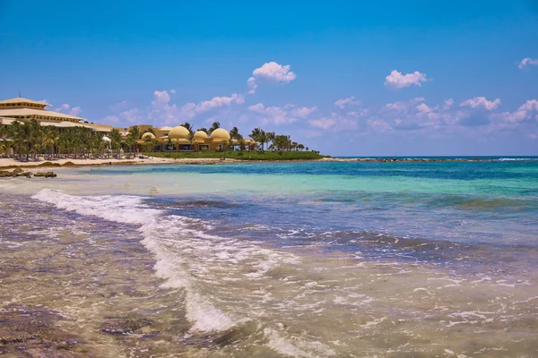 Vista na praia de hotel resort de luxo da costa tropical. Folhas de coqueiros balançando no vento contra o céu azul. Água azul-turquesa do Mar do Caribe. Riviera Maya México . — Fotografia de Stock