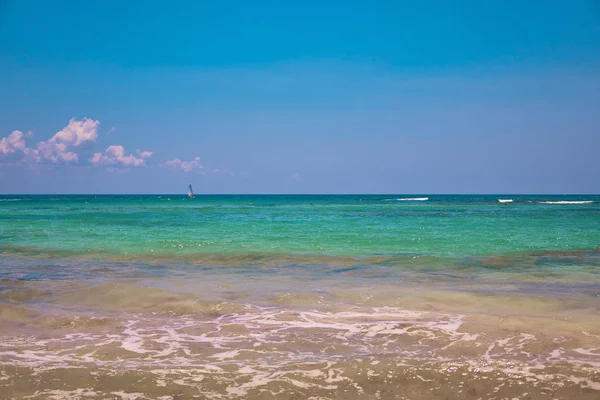 Pohled na tropické pláže. Turisté jezdí parasailing člun s padákem. Vyplutím jachty plachty na vlnách. Tyrkysové vody Karibského moře. Riviera Maya Mexiko — Stock fotografie