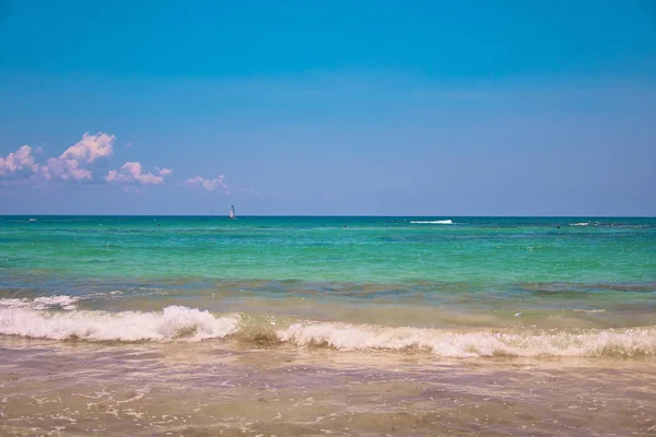 Pohled na tropické pláže. Turisté jezdí parasailing člun s padákem. Vyplutím jachty plachty na vlnách. Tyrkysové vody Karibského moře. Riviera Maya Mexiko — Stock fotografie