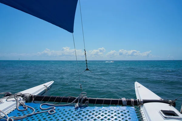 Вітрильна яхта Катамаран вітрилами на хвилі в теплій частині Карибського моря. Парусника. Вітрильний спорт. Канкун, Мексика. Сонячний день, синє літнє небо з хмар — стокове фото