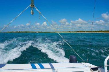Yat katamaran Yelken sıcak Karayip Denizi dalgalar üzerinde yola çıkacak. Yelkenli. Yelken. Cancun Meksika. Yaz güneşli bir gün, mavi gökyüzü bulutlu