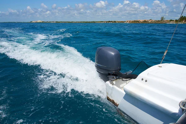 Sendero en la superficie del agua detrás del catamarán de motor en movimiento rápido en el Mar Caribe Cancún México. Día soleado de verano, cielo azul con nubes Imagen de archivo