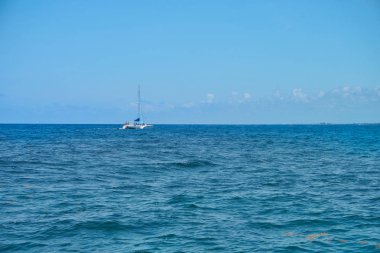 Yat katamaran Yelken sıcak Karayip Denizi dalgalar üzerinde yola çıkacak. Yelkenli. Yelken. Cancun Meksika. Yaz güneşli bir gün, mavi gökyüzü bulutlu