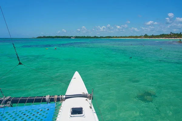 Catamarano yacht a vela naviga sulle onde nel caldo Mar dei Caraibi. Barca a vela. Vela. Cancun Messico. Estate giornata di sole, cielo blu con nuvole — Foto Stock