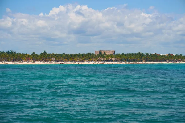 Vista della riva dalla barca sulle onde nel caldo Mar dei Caraibi. Riviera Maya Messico. Estate giornata di sole, cielo blu con nuvole — Foto Stock