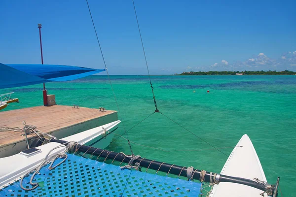 Catamarano yacht a vela naviga sulle onde nel caldo Mar dei Caraibi. Barca a vela. Vela. Cancun Messico. Estate giornata di sole, cielo blu con nuvole — Foto Stock