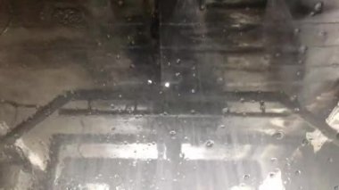 Sabun köpüğü ön cam otomatik bir araba yıkama bir arabanın üzerinde. Bir cennet ile sürüş. Koltuk içinde görüntüleyin. Ön cam ve merdane fırçalar. Durulama döngüsü sprey sırasında Otomobil ön camı Close-up.