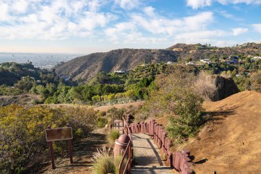 Gözlem güvertesinde Hollywood Hills merdivenlerde. Sıcak güneşli gün. Mavi gökyüzünde güzel bulutlar