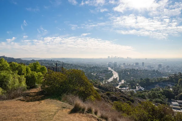 Vista di Los Angeles dalle colline di Hollywood. In citta ', Los Angeles. Hollywood Bowl. Giornata calda e soleggiata. Belle nuvole nel cielo blu. 101 traffico autostradale — Foto Stock