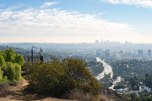 View of Los Angeles from the Hollywood Hills. Down Town LA. Hollywood Bowl. Warm sunny day. Beautiful clouds in blue sky. 101 freeway traffic — Stock Photo, Image