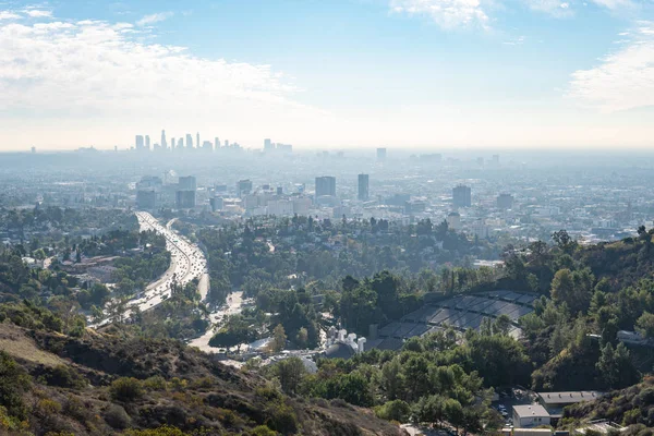 Vista de Los Angeles desde Hollywood Hills. Na baixa de LA. Hollywood Bowl. Um dia quente de sol. Lindas nuvens no céu azul. 101 tráfego rodoviário — Fotografia de Stock