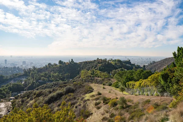 View of Los Angeles from the Hollywood Hills. Down Town LA. Hollywood Bowl. Warm sunny day. Beautiful clouds in blue sky. 101 freeway traffic — Stock Photo, Image