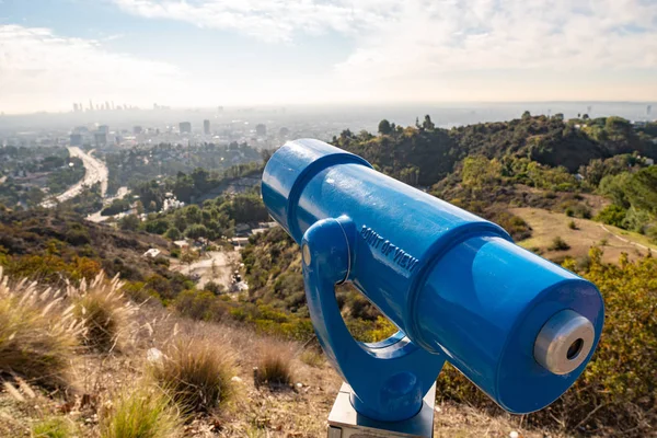 Spyglass sur la plate-forme d'observation sur Hollywood Hills. Belle journée ensoleillée. Beaux nuages dans le ciel bleu — Photo