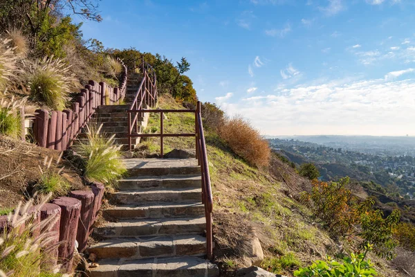 Gözlem güvertesinde Hollywood Hills merdivenlerde. Sıcak güneşli gün. Mavi gökyüzünde güzel bulutlar — Stok fotoğraf