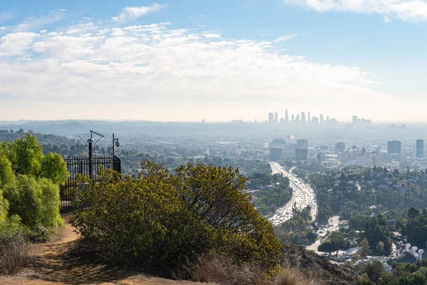 Vista de Los Ángeles desde Hollywood Hills. Down Town LA. Hollywood Bowl. Cálido día soleado. Hermosas nubes en el cielo azul. 101 tráfico de autopistas Imagen de stock