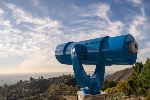 Spyglass sur la plate-forme d'observation sur Hollywood Hills. Belle journée ensoleillée. Beaux nuages dans le ciel bleu Image En Vente